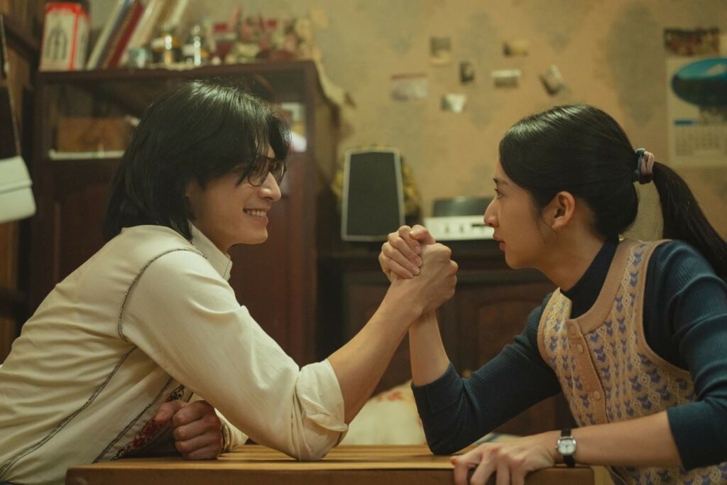 宋柏緯飾演的李弘國，電影中默默守護在李沐飾演的賢英身邊。