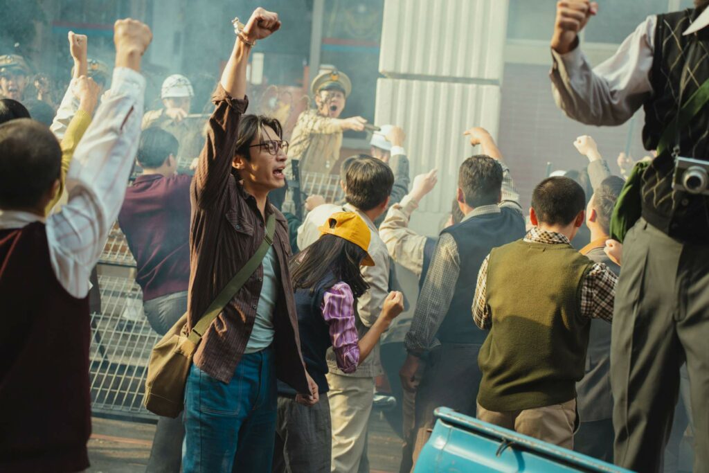 「中壢事件」確實有一名中央大學學生中槍身亡，李弘國角色設計借其為參考。