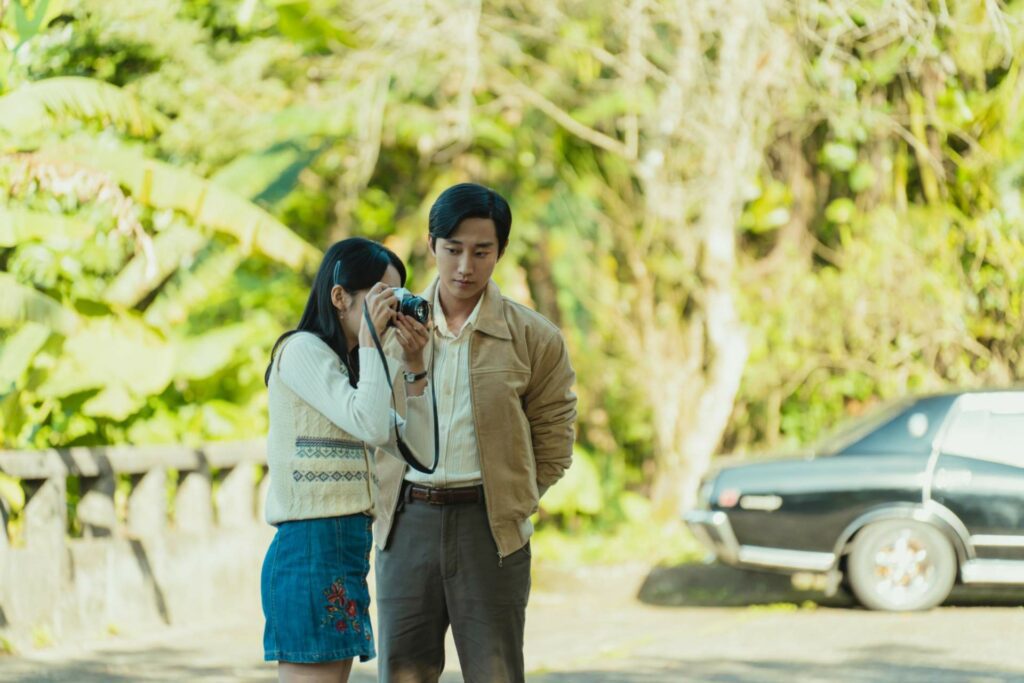 振永飾演跆拳道教練金浩熙，和賢英透過拍照建立感情。