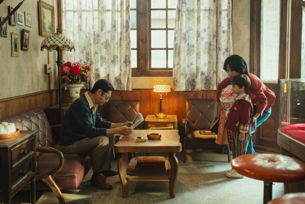 方宥心在《那張照片裡的我們》勇於追求夢想和愛情，和夏靖庭飾演的保守父親有隔閡。