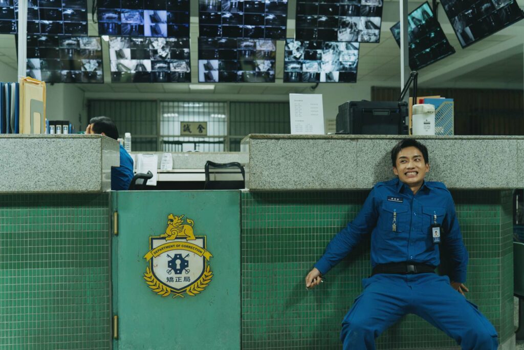 高志耀（陳澤耀 飾）在監所上班，不但要當社畜，還要躲避同事耳目完成黑道指令，論件計酬還賭債。（圖／《監所男子囚生記》）