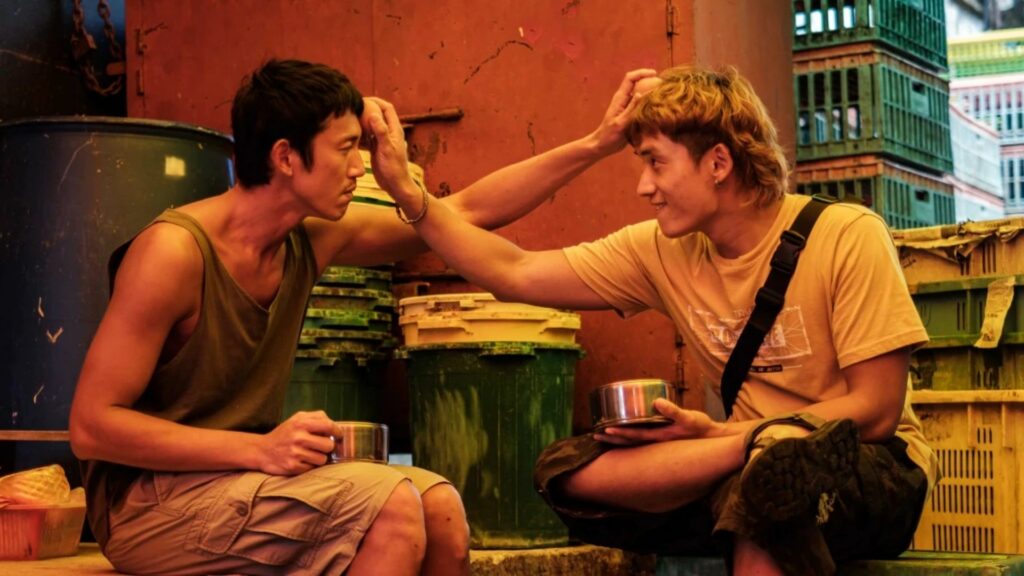 2023 年，陳澤耀飾演弟弟阿迪，和患有聽損的哥哥阿邦（吳慷仁 飾）相依為命，並憑藉此角入圍金馬獎最佳男配角。（圖／《富都青年》）