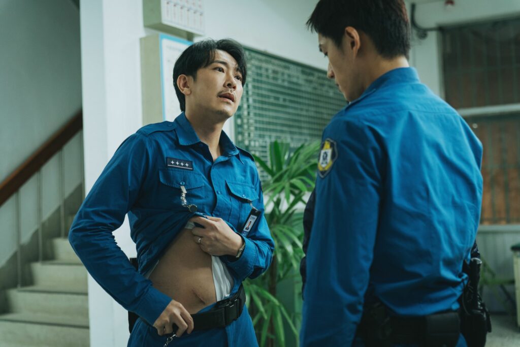 監所主任（施名帥 飾）是資深的監所管理員，阿耀時常得躲著他完成娃娃哥交代的事項。（圖／《監所男子囚生記》