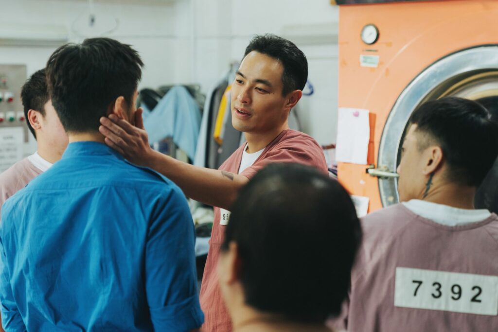 娃娃哥（楊祐寧 飾）時常刻意刁難阿耀執行不可能的任務。（圖／《監所男子囚生記》）