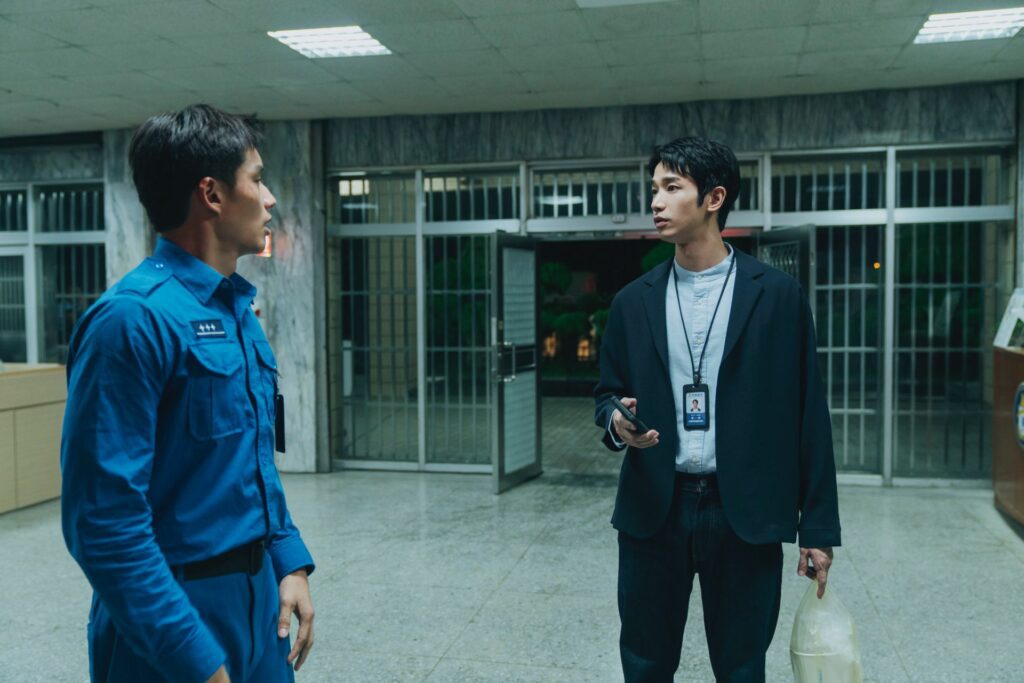 教誨師是指在矯正機關負責對受刑人進行教化和輔導的公務人員，擔任其職的姜一傑（劉以豪 飾）對阿耀的真實目的十分懷疑。（圖／《監所男子囚生記》）