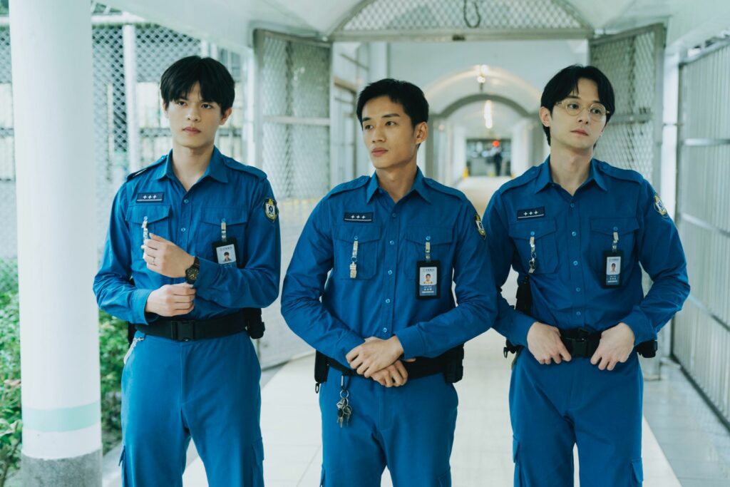 左起中文（邱以太 飾）、阿耀和魚仔（張軒睿 飾）是監所裡最菜的管理員三人組。（圖／《監所男子囚生記》）