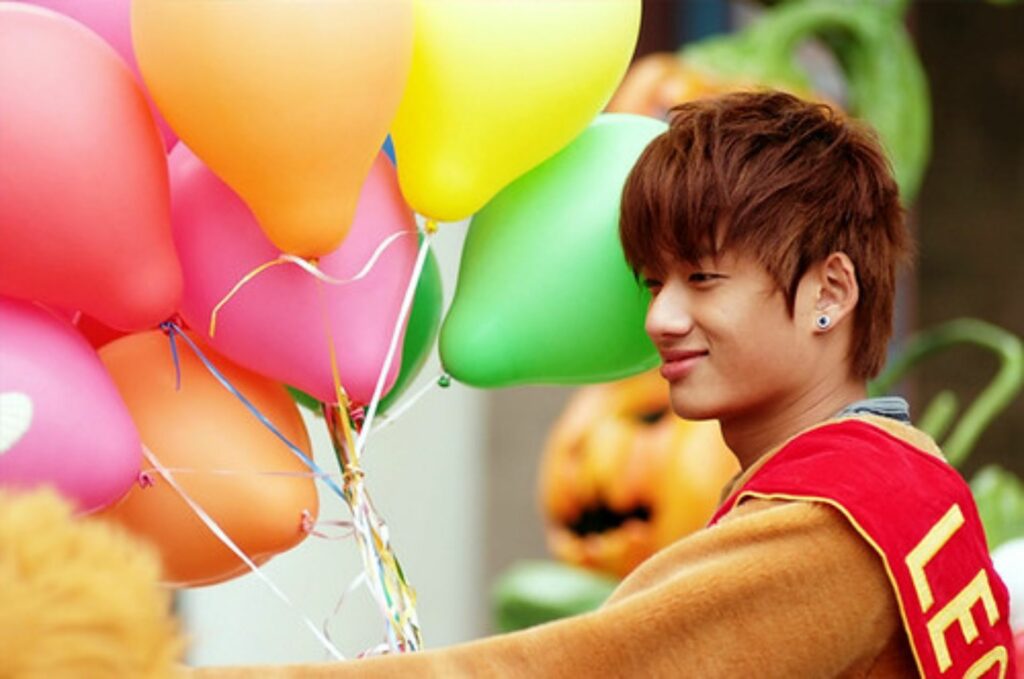 陳澤耀的演員出道作為偶像劇《逆風18》，當時才剛成年。該劇於台灣拍攝，演出卡司跨及馬來西亞、泰國、台灣及香港，首播於 2009 年，但主要在馬來西亞宣傳播映。（圖／《逆風18》）