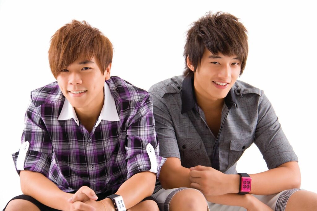 2009 年，陳澤耀和郭曉東（左）組成知名男子演唱組合「東于哲」，主要在馬來西亞活動。（圖／東于哲FB）