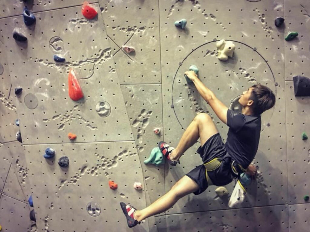 2017 年，陳澤耀藉由攀岩度過事業低潮，也能幫助現在的自己走出角色。（圖／東于哲FB）