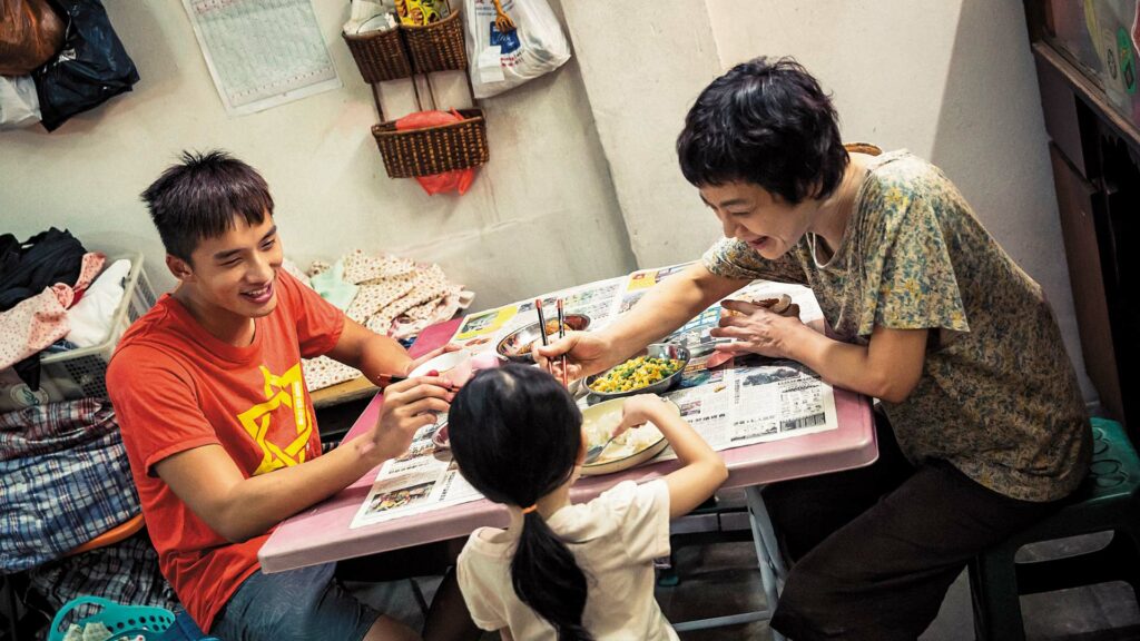 2017 年，陳澤耀飾演要照顧有精神疾病的母親（張艾嘉 飾）的阿強，憑藉此角獲得上海國際電影節亞洲新人獎最佳男主角。（圖／《分貝人生》）