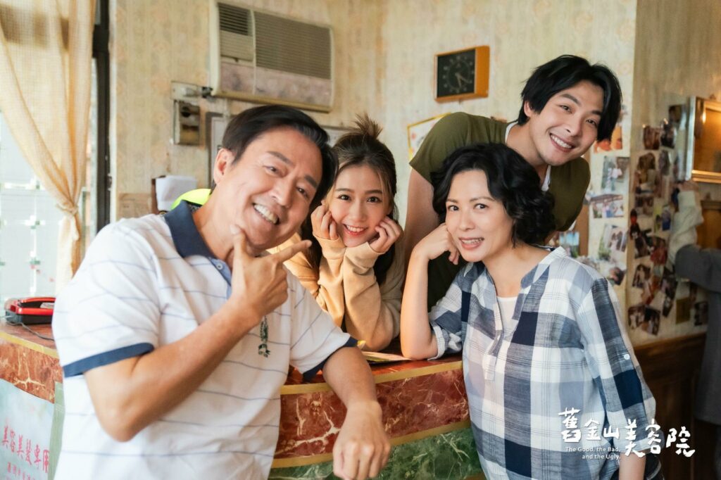 檢場、方志友、連晨翔和陳孝萱扮演歡樂的一家人。