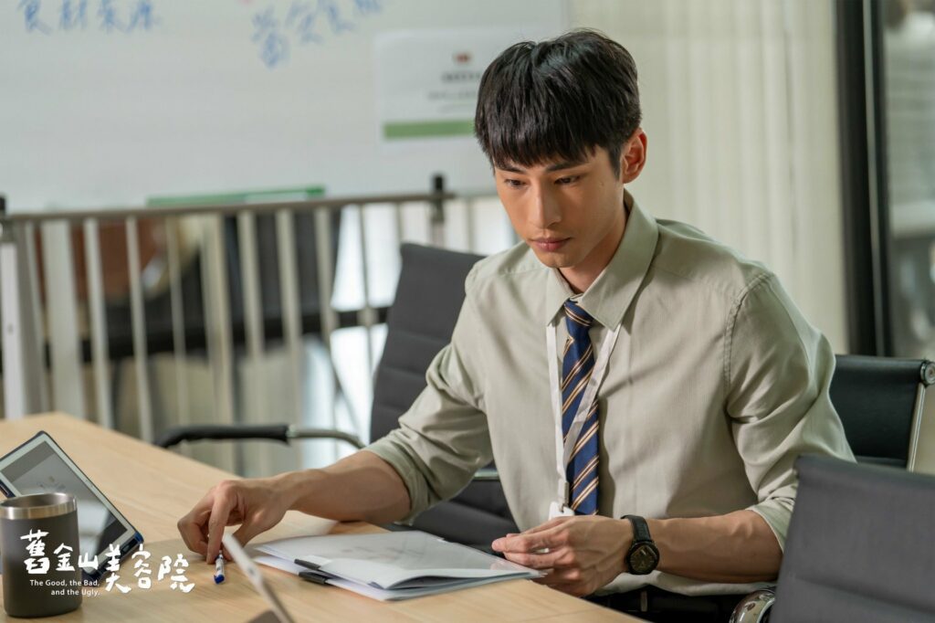 鄧惟宇為家中最不被重視的小兒子，拘謹的表面暗藏心機。