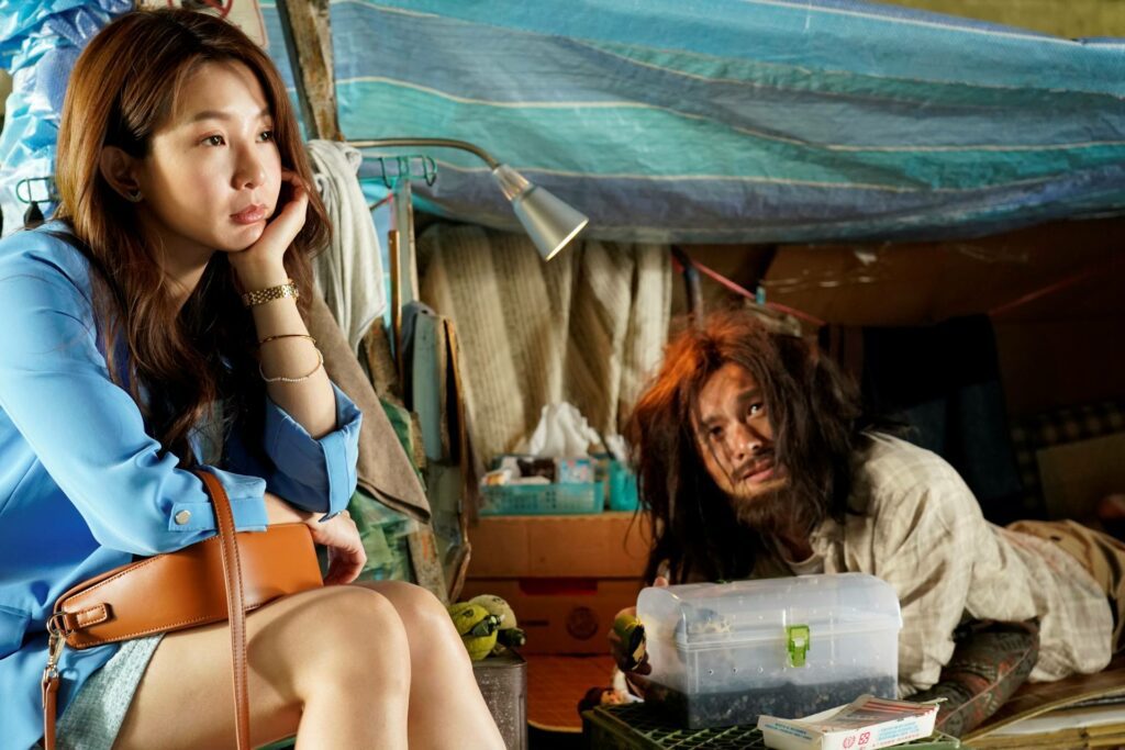 因為失戀，羅人傑一開始在《何百芮的地獄戀曲》是以蓬頭垢面的流浪漢造型出現（圖／彼此影業提供）