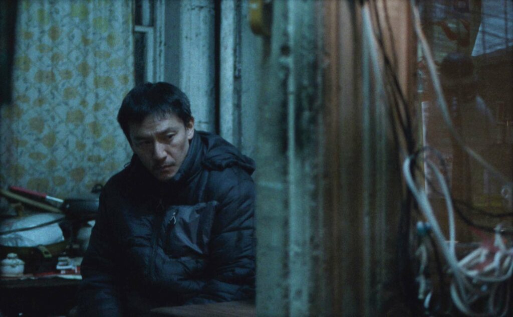 導演用 16 毫米拍攝，但希望呈現像是 35 毫米的模樣，好讓凌亂且粗糙的質地感，更多地是透過故事與場景來呈現。