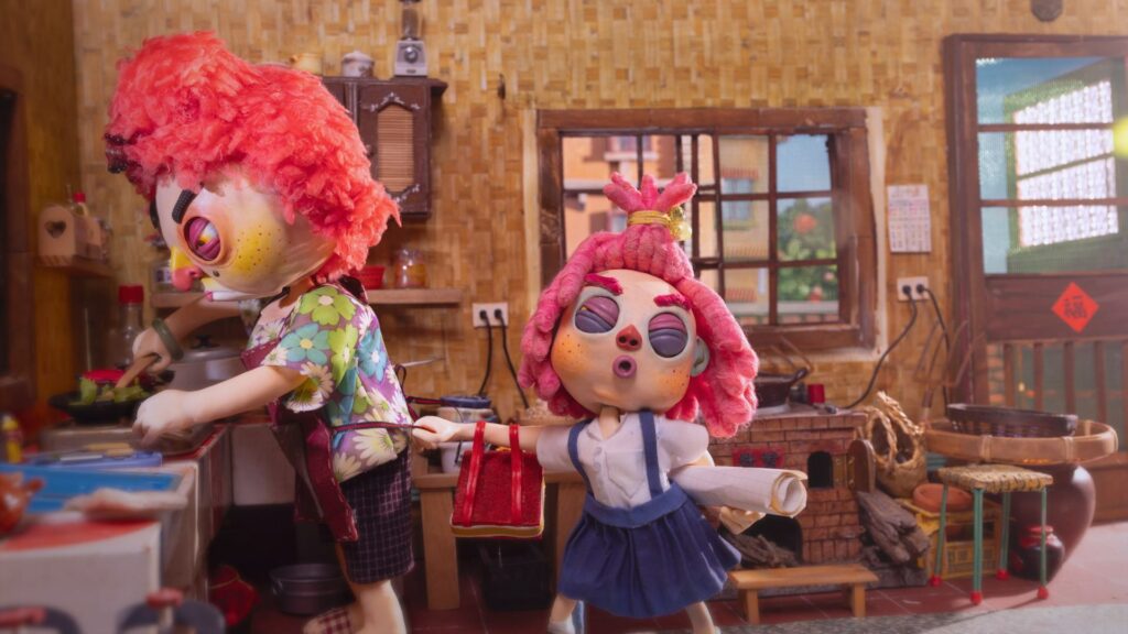 總是愛生氣又冒失的陳派派（右）上學睡過頭，急著拉媽媽要出門。（圖／《我是陳派派》）