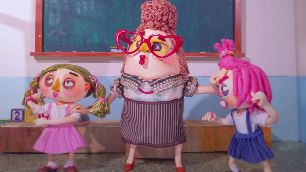 班長婷婷（左）和學藝股長陳派派因為教室佈置主題起爭執。動畫中的大人通常不是幫助孩子解決問題的角色，讓小觀眾看見她們如何靠自己的力量找到解決衝突的方式。（圖／《我是陳派派》）