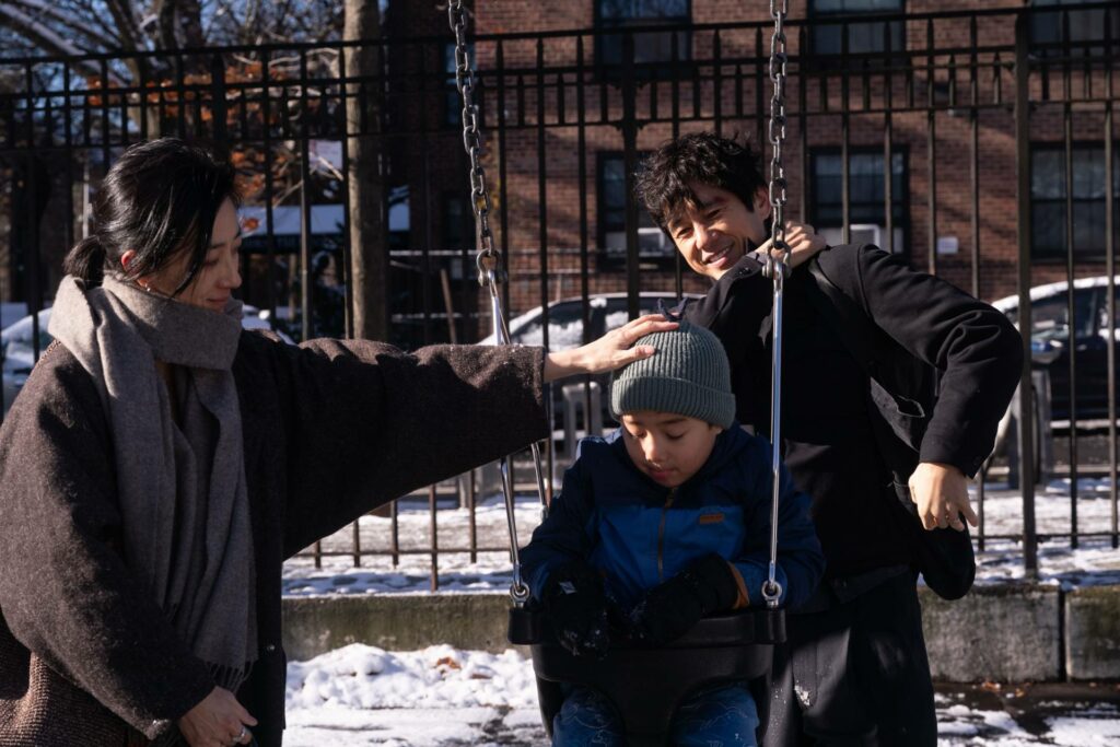 桂綸鎂（左）和西島秀俊在《最親愛的陌生人》飾演夫妻，表面上一家三口和樂融融，實則暗潮洶湧（圖／甲上娛樂）