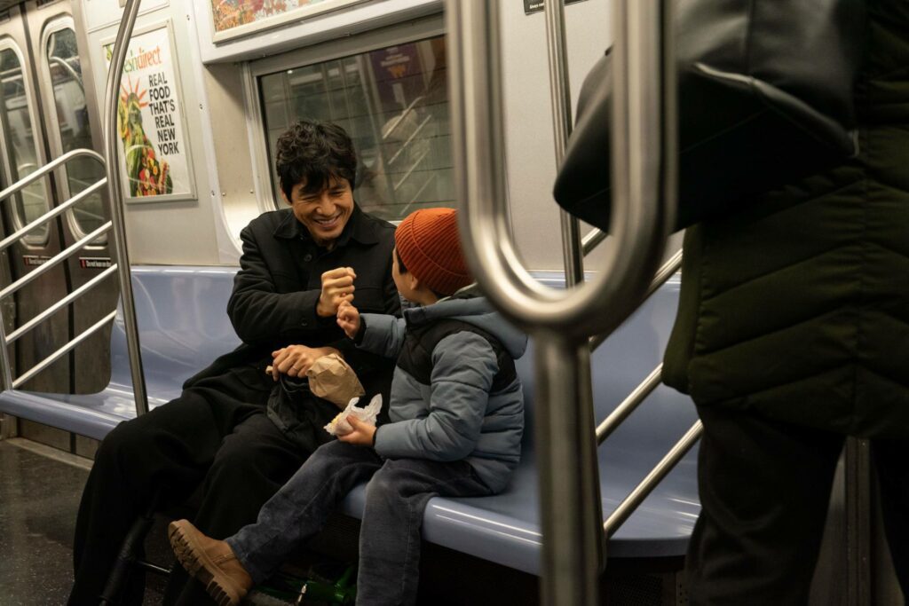 西島秀俊在片中帶著兒子到學校上班，沒想到兒子竟離奇失蹤（圖／甲上娛樂）