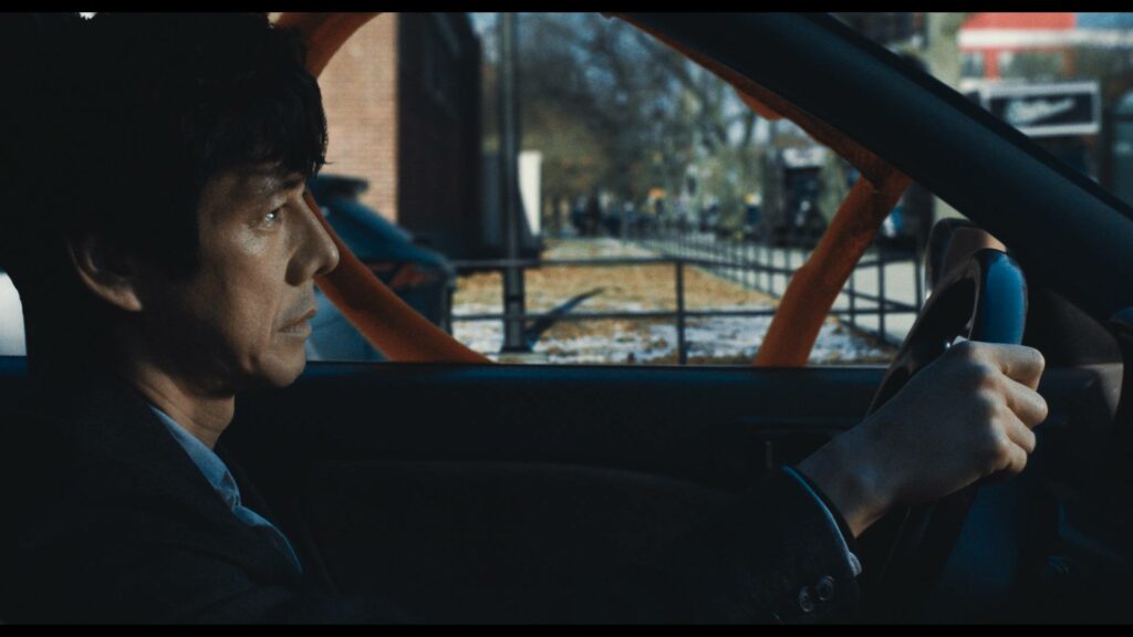 西島秀俊新作《最親愛的陌生人》有大量駕車戲碼，再度喚起觀眾對他《在車上》中留下的深刻印象。（圖／甲上娛樂）