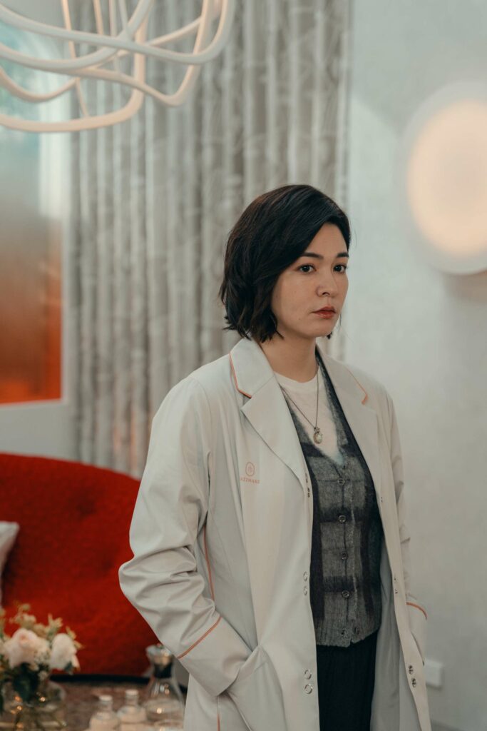 《整形過後》張榕容飾演的整形醫師「楊雅頌」，卻屢屢戳破現代社會審美的同質化與盲從。（圖／六魚文創）