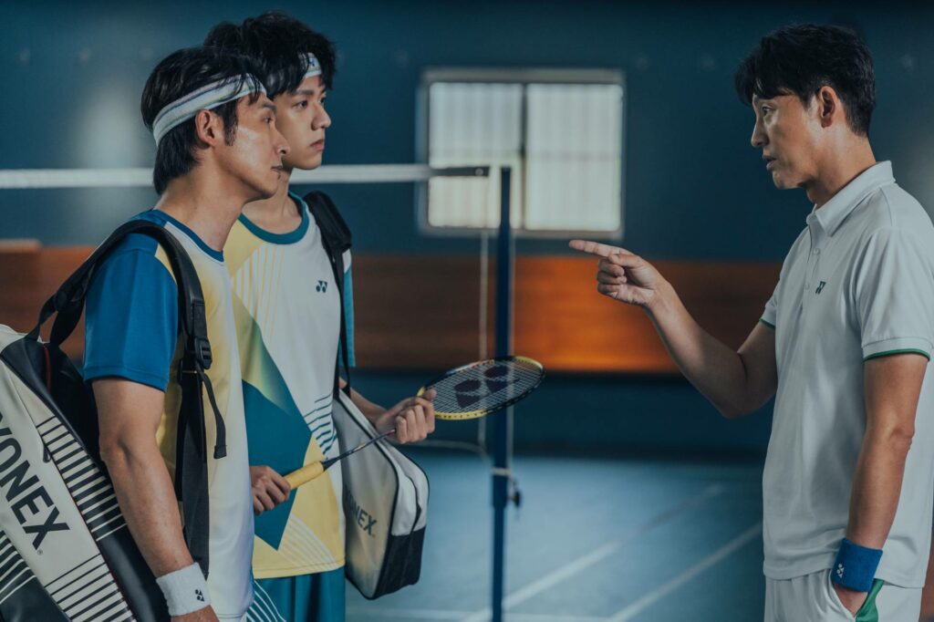 李廷鎮在《整形過後》有一場羽球戲，敬業的他來台下飛機後就到球場練習。（圖：六魚文創提供）