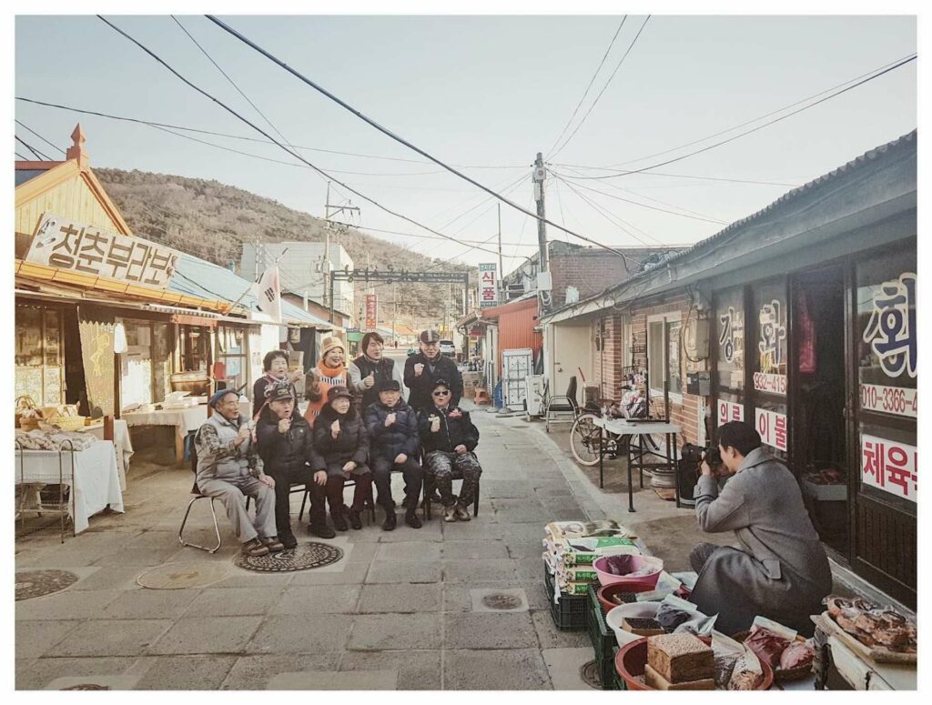 李廷鎮（右下）有時會帶著相機，在片場拍攝同劇演員（圖／李廷鎮IG）