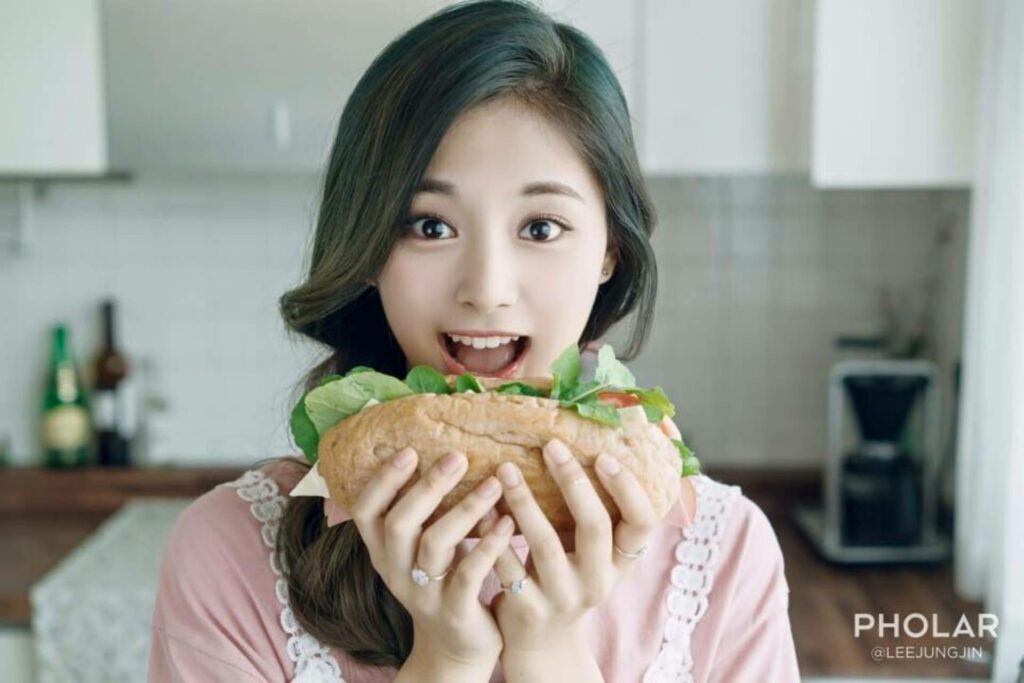 李廷鎮為子瑜拍攝的系列照片，受到許多TWICE粉絲的喜愛（圖｜翻攝自PHOLAR官網）