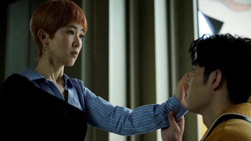 克拉拉和好朋友的弟弟何萬生（詹懷雲 飾）擦起了戀愛火花。（圖／彼此影業）