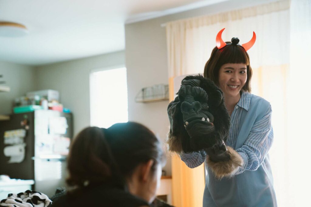 2024 年，孫可芳飾演不按牌理出牌的造型師克拉拉首度登場，並憑藉此角入圍金鐘獎最佳女配角。（圖／彼此影業）