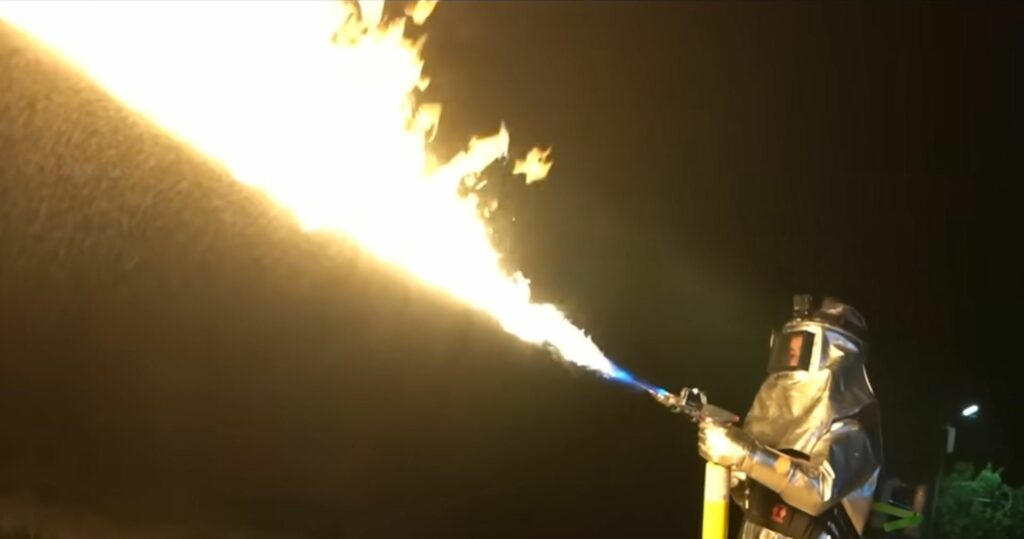 四年前在影片中成功自製「兒時夢想」噴火槍，至今仍讓胡子難忘。（圖 / 擷取自胡子Huzi @ YouTube）