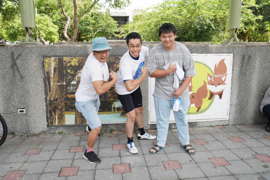 2019 年為慶祝頻道訂閱人數突破 50 萬，胡子（圖中）騎單車環島、舉辦見面會。（圖 / 胡子Huzi @ Facebook)