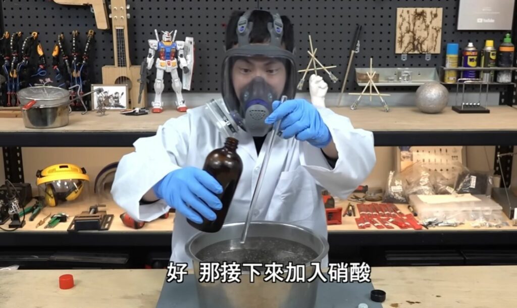 胡子在頻道中也經常挑戰各種化學實驗。（圖 / 擷取自胡子Huzi @ YouTube）