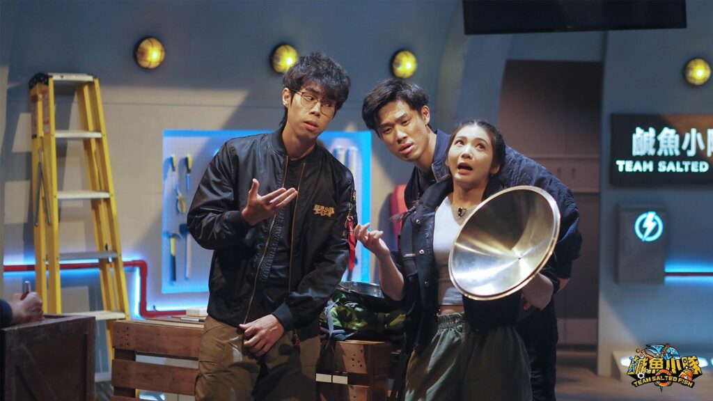 胡子（圖左）首次挑戰電視節目主持。（圖 / 鹹魚小隊 @ Facebook）