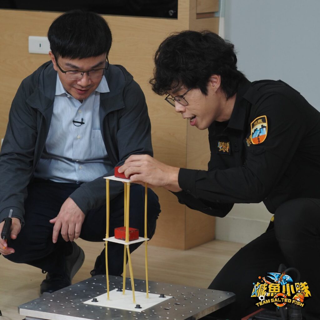 胡子（圖右）在《鹹魚小隊》第二季中，透過實驗帶領觀眾學習防災知識。（圖 / 鹹魚小隊 @ Facebook）