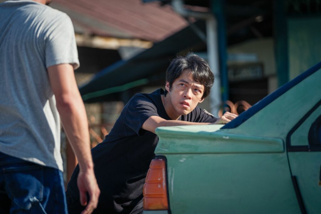 哥哥阿耀（推車者）與弟弟阿財（背影者）的觀念差異，並沒有一定的對錯。（甲上娛樂提供）