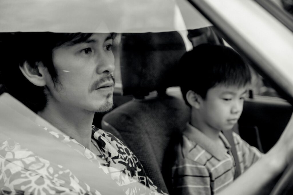 劉榴蓮（圖左）帶著兒子阿耀走私的情節，是廖克發真實的童年經歷。（甲上娛樂提供）