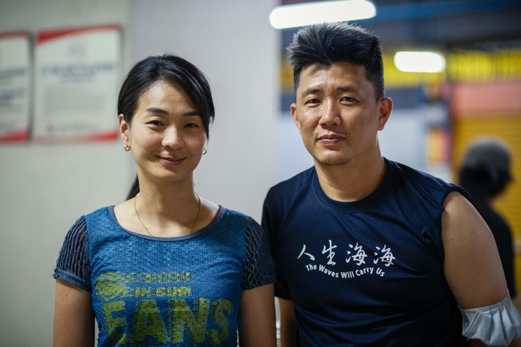 和導演廖克發（圖右）相識多年，是陳雪甄能在拍攝現場好好放鬆的原因之一。（甲上娛樂提供）