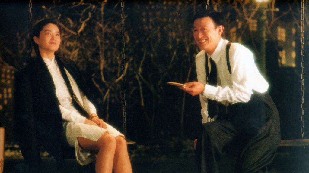 表演工作坊的舞台劇《暗戀桃花源》於 1986 年首演,金士傑飾演江濱柳,長達 20 年。1992 年,金士傑(右)及林青霞於同名電影《暗戀桃花源》合作。(圖/台北金馬影展《暗戀桃花源》)