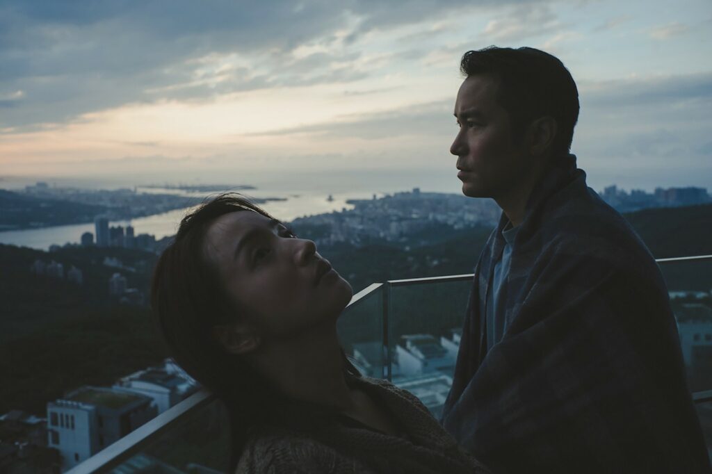 依庭(林依晨 飾)心底有一個秘密,從未告訴摯愛的先生(張孝全 飾)。(圖/風起娛樂提供)