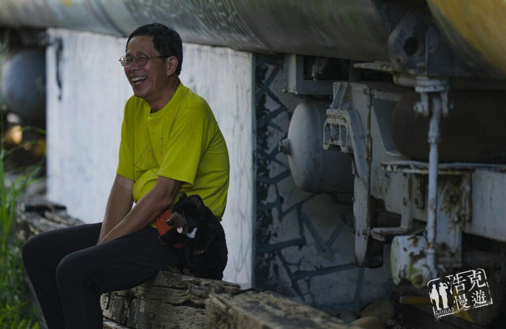 楊梅和湖口的錄製,劉克襄帶著象徵王浩一的黑熊玩偶一起旅行。