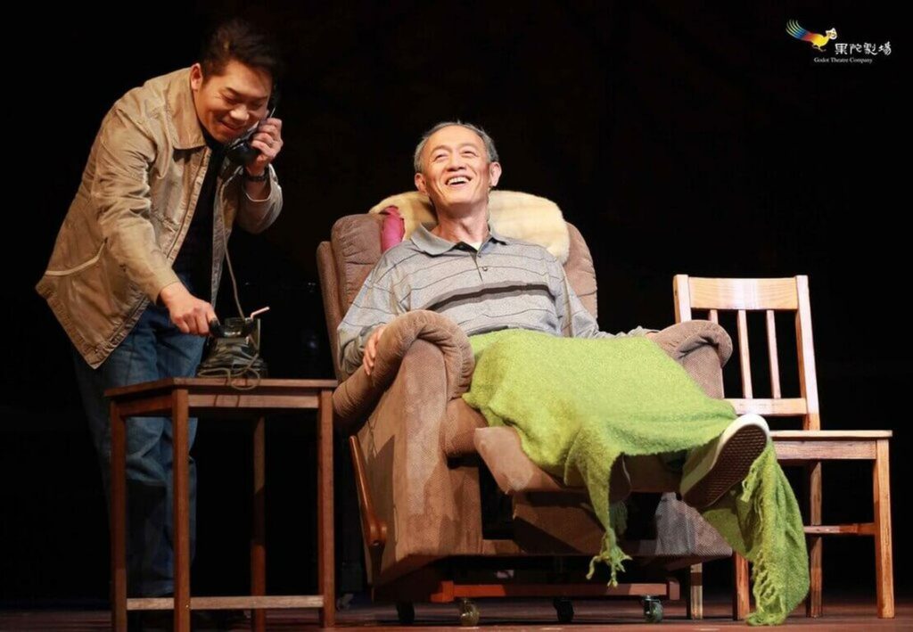 舞台劇《最後十四堂星期二的課》於 2011 年首演。金士傑飾演罹患漸凍症的墨瑞教授,長達 14 年,在許多觀眾腦海留下優雅、風趣,又充滿智慧的長者形象。(圖/果陀劇場)