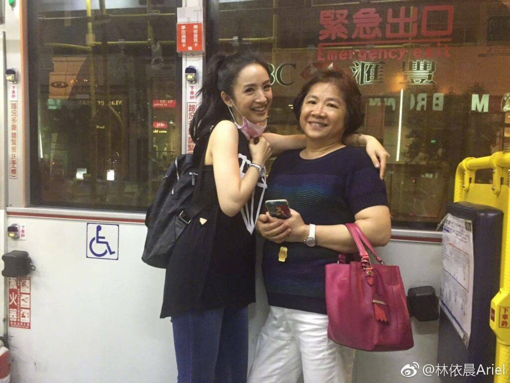 林依晨與母親的合影。