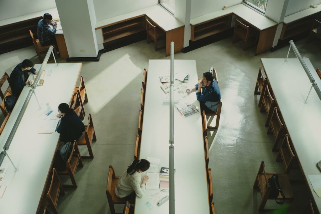 依庭和諭明讀大學時,在圖書館的「Deep Quiet Room」相遇。(圖/風起娛樂提供)