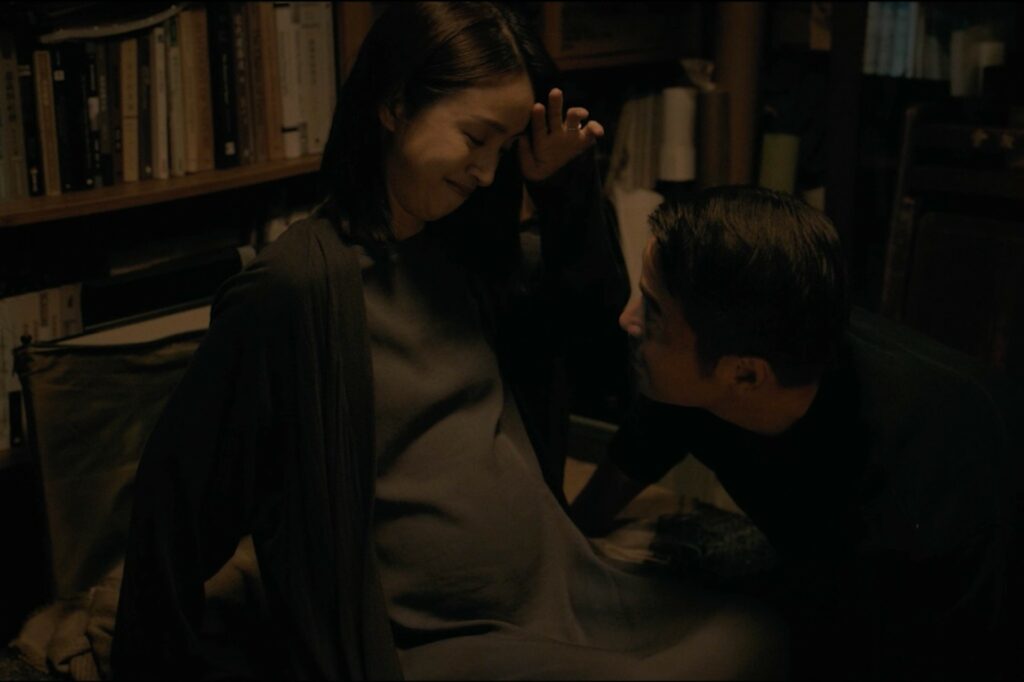 依庭懷孕期間身心俱疲,努力打起精神。(圖/風起娛樂提供)