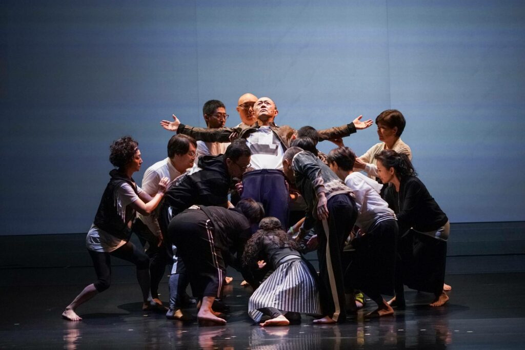 角色日記略顯多餘?他以想像和理解建構角色
於是,金士傑建構柯教授的表演工程,不侷限在角色自傳,而是接受不同觀點刺激,隨著討論的過程,使角色越發具體。「我沒有那麼善待、那麼恩惠地去想這個角色,可能小時候發生過什麼事。NO!也許有,但我基本上不浪費那麼多時間。」金士傑自嘲導演還比他用功,會寄給他角色小日記,在劇本上做很多大筆記、小筆記,甚至以角色的第一人稱,寫下柯教授的心情小語、情緒轉折。
「有時候我嫌他多餘,有的地方我幾乎會嗤之以鼻!你以為我要這樣子演嗎?還要你幫我決定?」金士傑玩味地說,「但我完全不會不喜歡,我覺得很可愛。他也鼓勵了我,幫我做了暖身。說不定你寫的小東西是對的,也可能有一部分不見得是我認同的。OK!沒有問題!不妨礙我身體的主意。」在説故事的時候,每個人都會從自己的角度、生命經驗,加上不同的形容詞和聯想,「這是一個想像和理解的世界。換句話說,它(角色)不是物質,不是摸到後工作就停止。」演員面對角色,必須不斷挖掘更多的可能性。
在電影《深度安靜》的拍攝現場,就像在看一個小劇場的現場表演,演員拋下劇本,直接活在角色裡發揮,建立超乎預期的關係。沈可尚不看監控螢幕的重播,在拍攝現場觀看演出,和演員直接互動、調整表演。他不用「絕對的真理」和演員對話,會保存探討的友善空間,允許兩者切磋。
「從劇場出發,沒有人是獨善其身。人跟人身體要碰撞、人跟人的溫度要互擔,我們是在一條船上。船在擺動的時候,你的多一步,我這邊少一步,永遠一起在動,一直在保持協調狀態。」金士傑説,實驗小劇場的本質,即是生活:「沈可尚從紀錄片一路走來,我從劇場一路走來,我們在協調意志的點上,都是在追求生活的質感、可觸摸感、可移動感。」