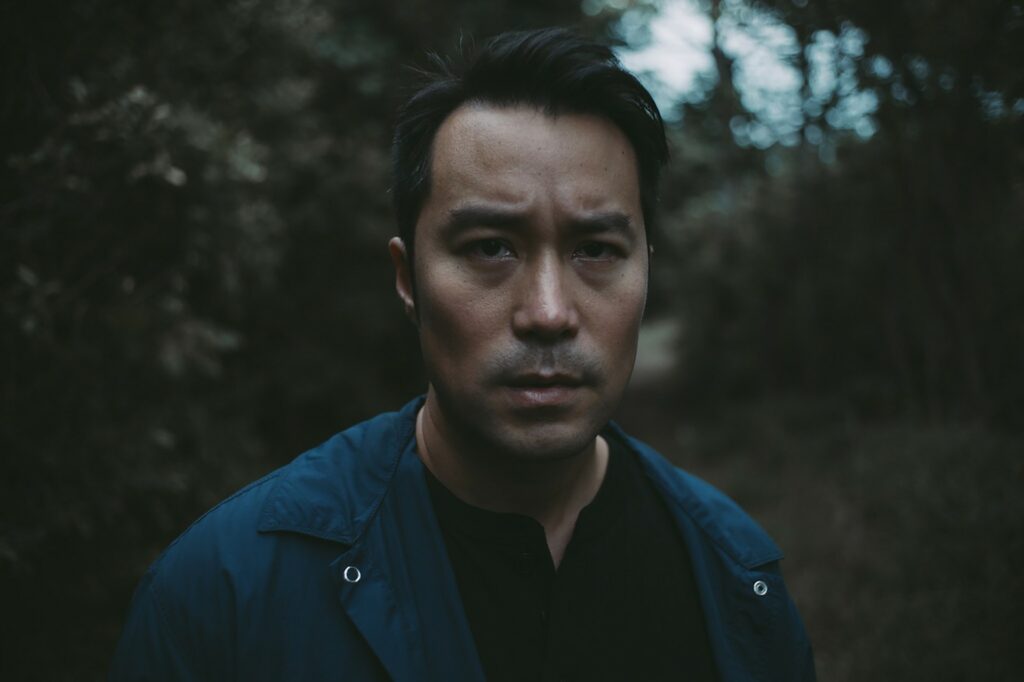 諭明試圖跟隨妻子的腳步,走上死亡一途。(圖/風起娛樂提供)