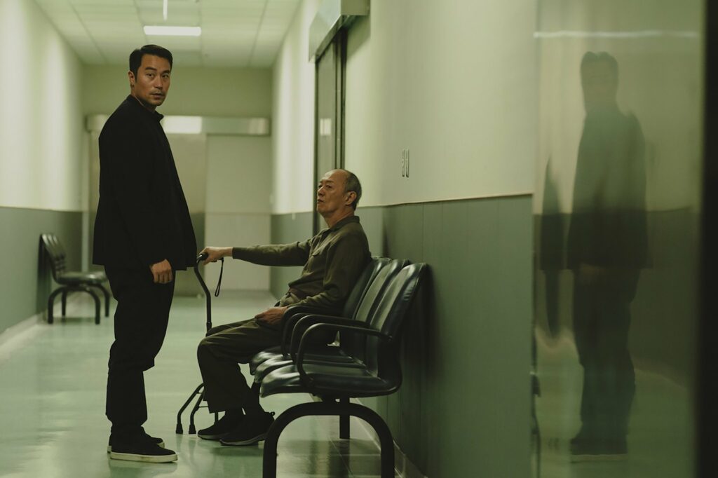 妻子往生後,諭明繼續和失智的岳父(金士傑 飾)同住。(圖/風起娛樂提供)