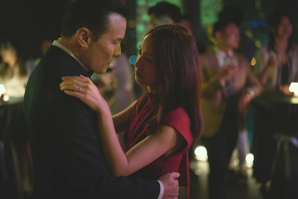 林依晨在《失明》與李銘忠扮演一對貌合神離的夫妻。