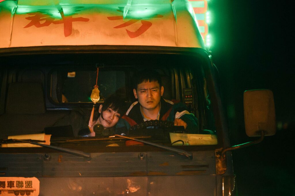 春風（右）在《死亡賭局》中的開車戲幾乎都是自己來，左為飾演情人的姚以緹（圖：英傑哆影業提供）