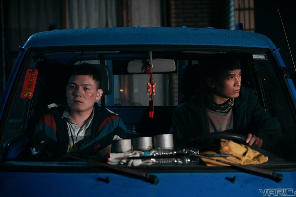 春風與飾演弟弟的黃奇斌從不滿衝突，終於盡釋前嫌。 （圖：英傑哆影業提供）